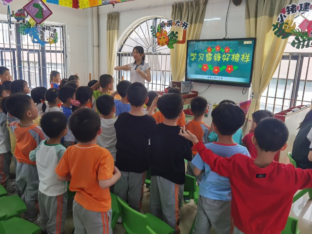 外幼中班开展雷锋月主题活动