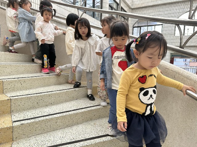 上下楼梯注意安全