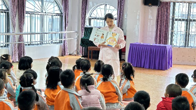 小班2月小课题：《我的身体》