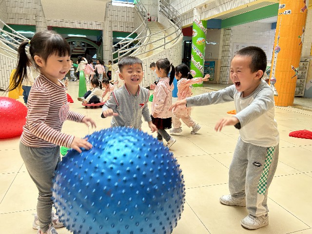外经贸幼儿园户外自主混龄游戏实录