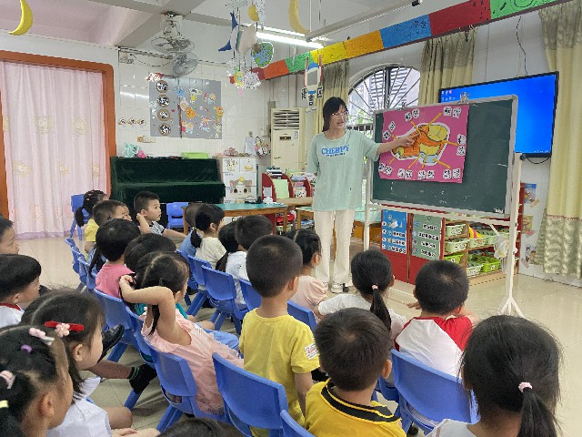 《鞋子踏踏响》小班主题活动