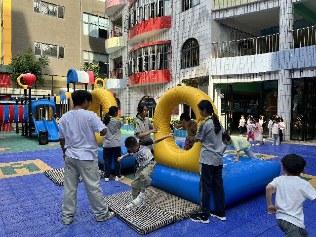 与姐姐一起玩游戏