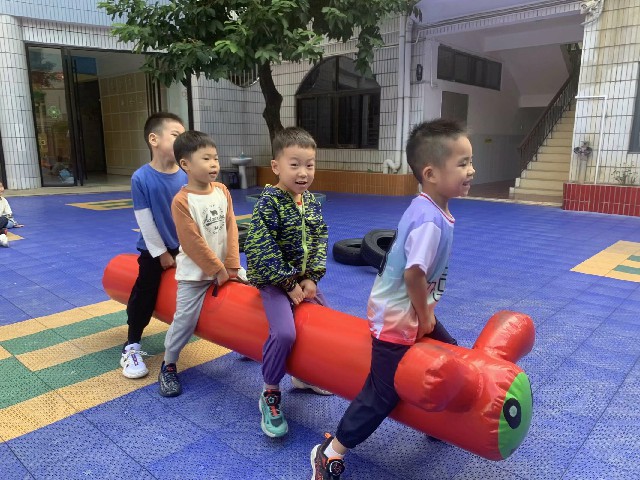 体能游戏《快乐的毛毛虫》