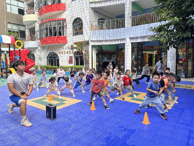 体能游戏《气球梯多玩法》